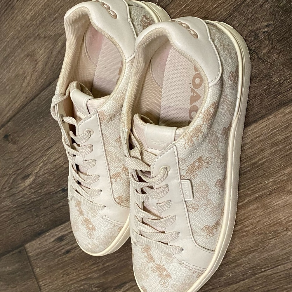 Pre-Owned Coach Low line Top Sneaker with Horse and Carriage Print ( Size 8)